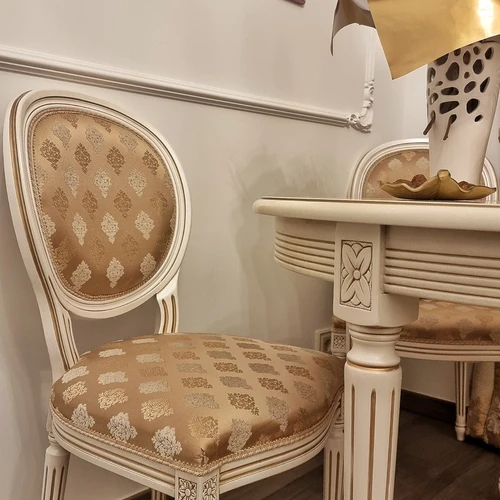 Puikus ofiso dekoras - rokoko stiliaus kavos staliukas ir kėdės