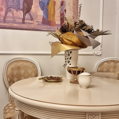 Elegantiškas rokoko baldų komplektas be nusidėvėjimo žymių