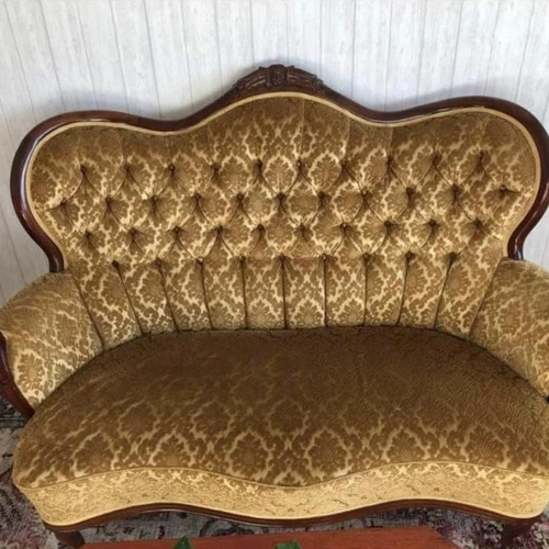 Kompaktiškas staliukas su šiuolaikišku dizainu