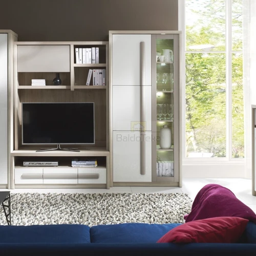 Kompaktiška guobos spinta su baltu blizgiu fasadu