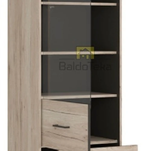 Plati ir erdvi spinta su šviesaus ąžuolo ir pilkos apdaila