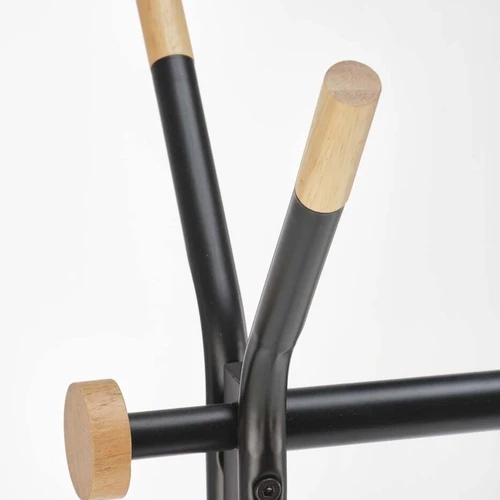 Stilinga juoda spinta su medžio elementais