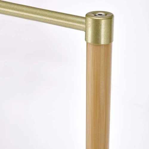 Natūralaus stiliaus spinta su aukso atspalviu