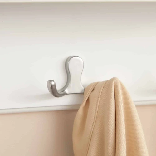 Tvarkykite drabužius lengvai – stilinga kabyklė namams