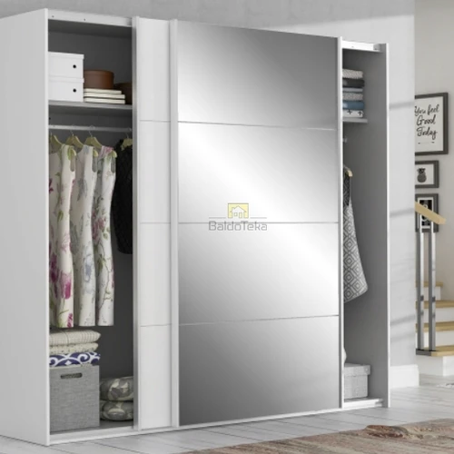 Baltos matinės ir blizgios spintos – erdvės tobulinimas