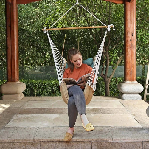 Pakabinama kėdė su bambuko detalėmis