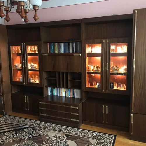 Sekcija su apšvietimu – patikima ir stilinga