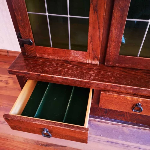 Ąžuolinė sekcija su senovišku prieskoniu ir funkcionaliu dizainu