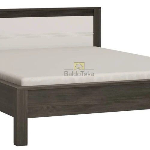 Tamsi Norvegijos pušis ir balta blizgi