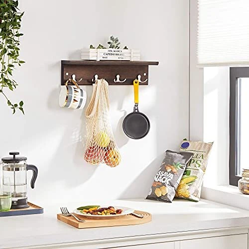 Tvarkingas prieškambaris su vintažine kabykle