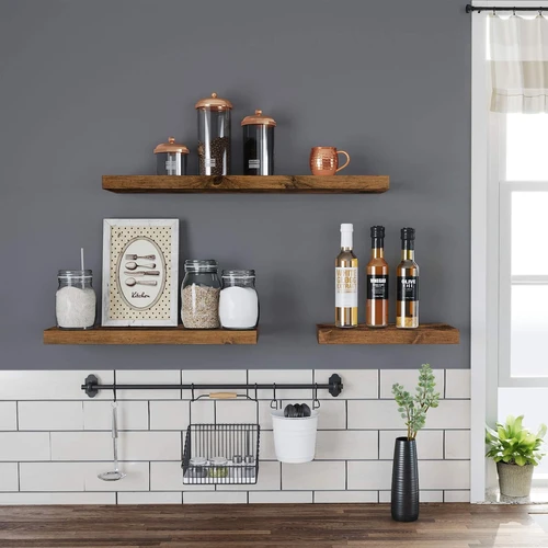 Plaukiojanti lentyna virtuvei – idealus prieskonių laikiklis