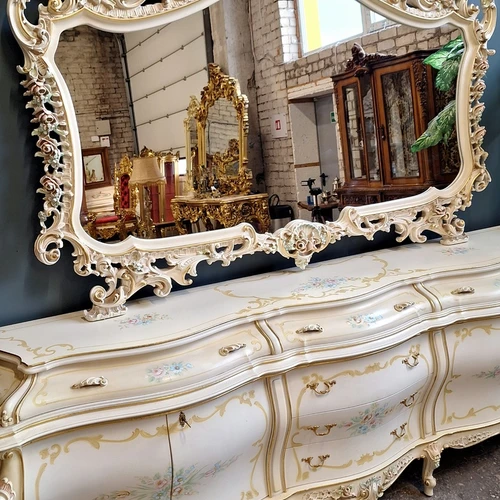 Unikali medinė komoda su rankų darbo raižiniais