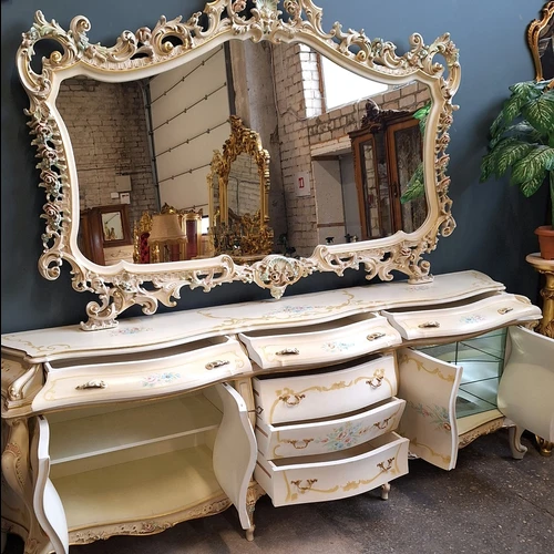 Išskirtinė baroko komoda – namų interjero akcentas