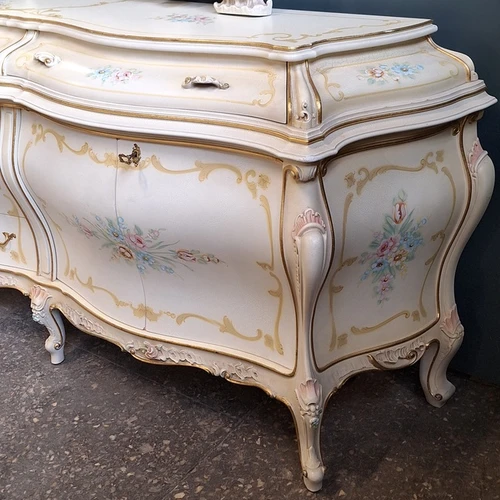 Medinė komoda su tapyba ir rankų darbo dekoru