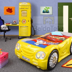 Šiuolaikinė lova su medinėmis grotelėmis ir čiužiniu