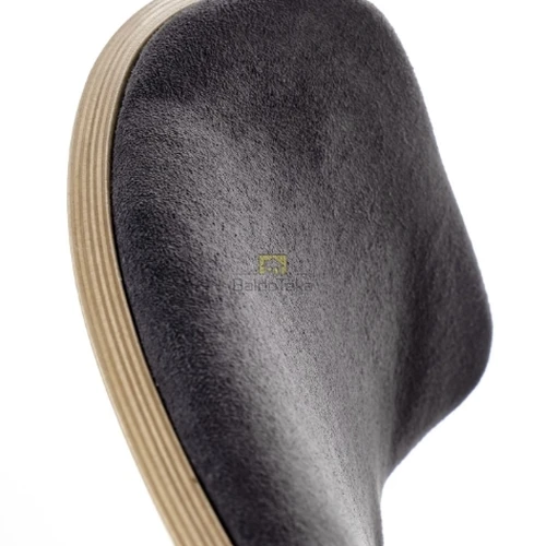 Natūralios spalvos kėdė su metaliniu karkasu