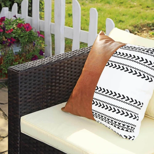 Saulėlydžiai su artimaisiais sodo sofose