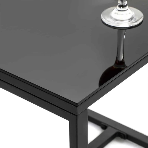 Baseino šalia stovintis stalas gėrimams