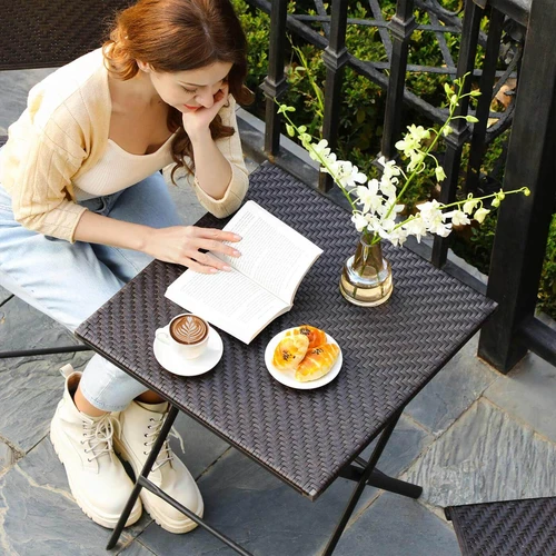 Sulankstomas stalas ir kėdės su plieninėmis kojomis