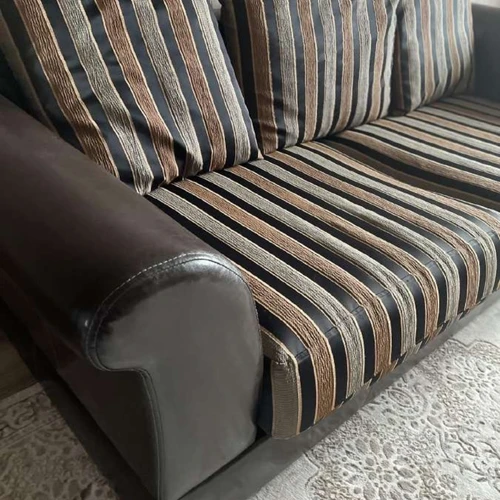 Sofa iš eko odos – patvari, su nedideliais įplyšimais