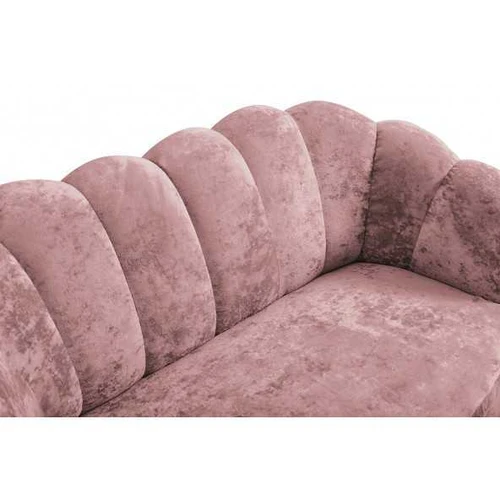 Moderni juoda sofa su metalinėmis kojomis