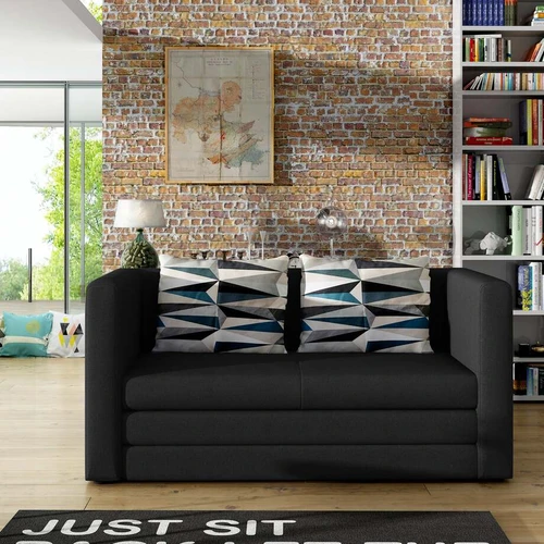 Minkšta sofa EL4135 su aukštu atlošu ir kontrastingomis pagalvėlėmis