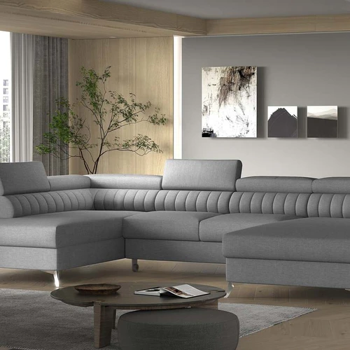 Moderni kampinė sofa su chromuotomis kojomis ir minkštais apmušalais