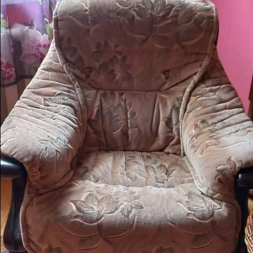 Sofa su mediniu rėmu ir foteliu – patogumas ir kokybė