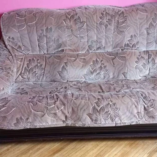 Tvirtas medinis rėmas ir patogus fotelis – puikus komplektas