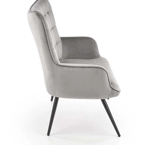 Patogi sofos lova su pilkais apmušalais ir juodomis kojomis