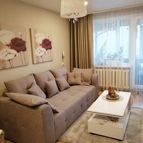 Moderni sofos lova su patalynės dėže ir dekoratyvinėmis pagalvėmis