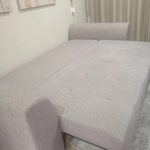 Sofa lova su dekoratyvinėmis pagalvėmis ir patalynės dėže