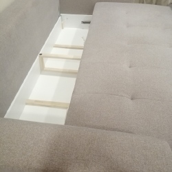 Ergonominė sofos lova su minkštais atlošais ir porankiais