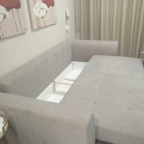 Stilinga sofos lova tinka ir sėdėjimui, ir miegojimui