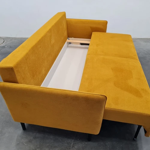 Elegantiška sofa su aukštomis kojelėmis ir robotu siurbliu