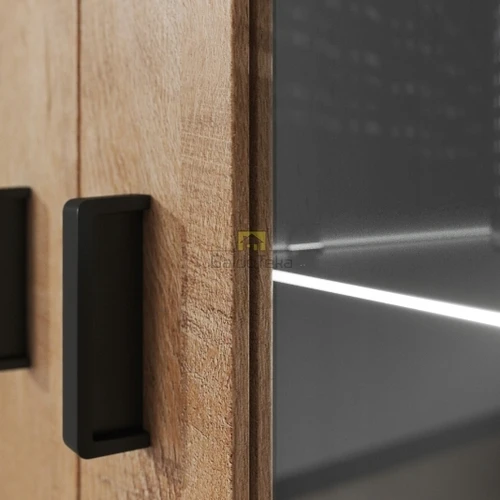 Erdvi spinta su apšvietimu ir ąžuolo lefko dekoro