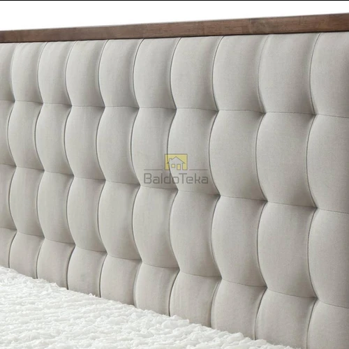 Stilinga biežinės spalvos lova su grotelėmis