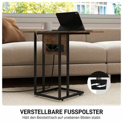 Staliukas prie sofos su įkrovikliu
