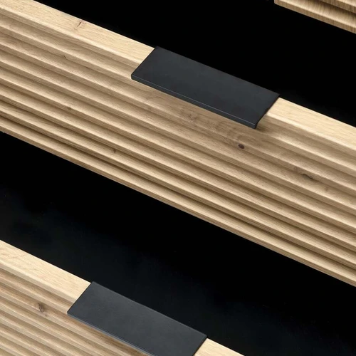 Erdvi spinta su juoda ir amatinio ąžuolo spalvų deriniu