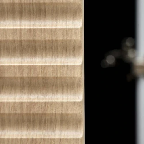 Stilinga spinta su milteliniu plienu ir amatinio ąžuolo atspalviu