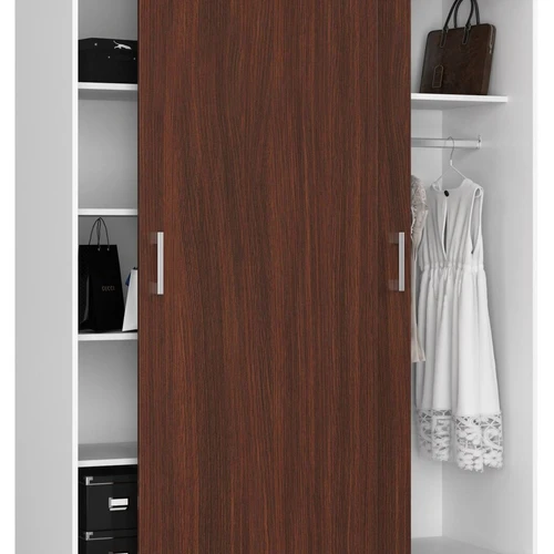 Erdvus drabužių spintos modelis su 5 lentynomis ir pakabomis