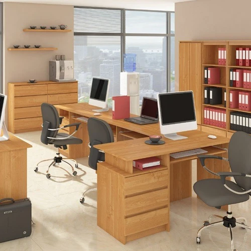 Spinta su lentyna ir drabužių bėgiu durelių viduje