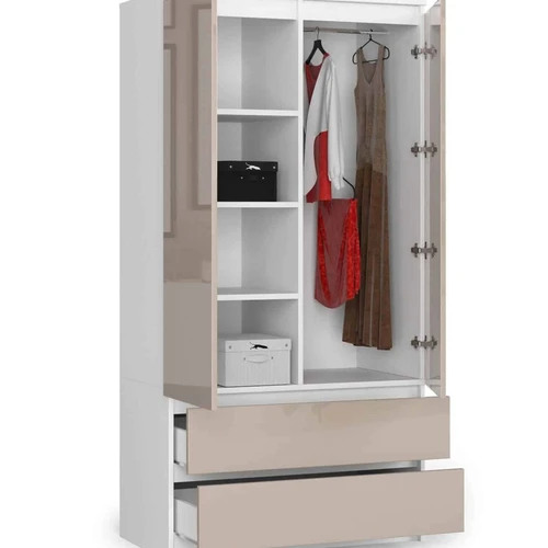 Moderni spinta su erdviomis lentynomis ir blizgia apdaila