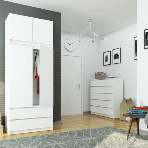 Praktiška spinta su lentynomis ir pakabomis