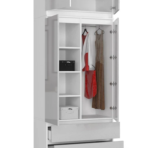 Stilinga spinta su baltu ir metaliniu blizgesiu – puiki miegamajam