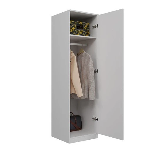 Praktiška spinta su 33 cm tarpu tarp lentynų