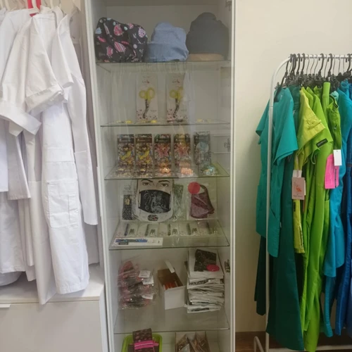 Moderni spinta su stiklinėmis durimis, tinka drabužių parduotuvėms