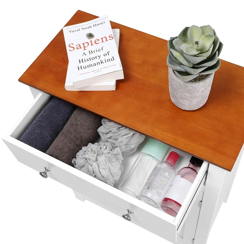 Baltos ir rudos spalvos spinta su dideliu stalčiumi