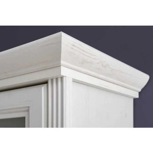 Praktiška spinta su metalinėmis rankenomis