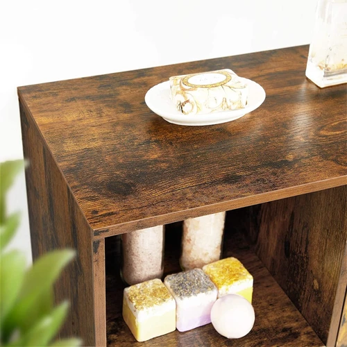 Funkcionali šoninė spintelė su vintažiniu dizainu ir patogiomis lentynomis